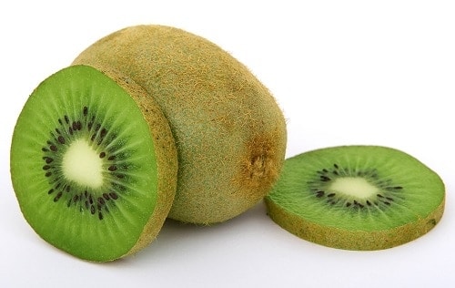 2 sliced kiwi