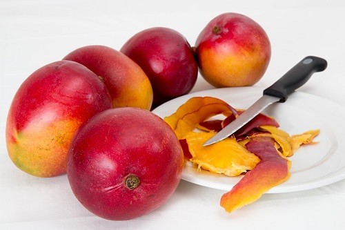 mango whit knife