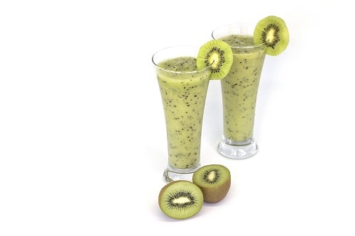 two glass of smootie kiwi