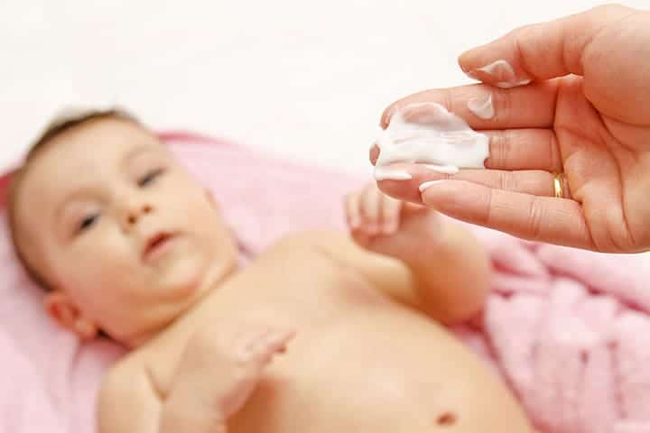How to apply organic baby sunscreen